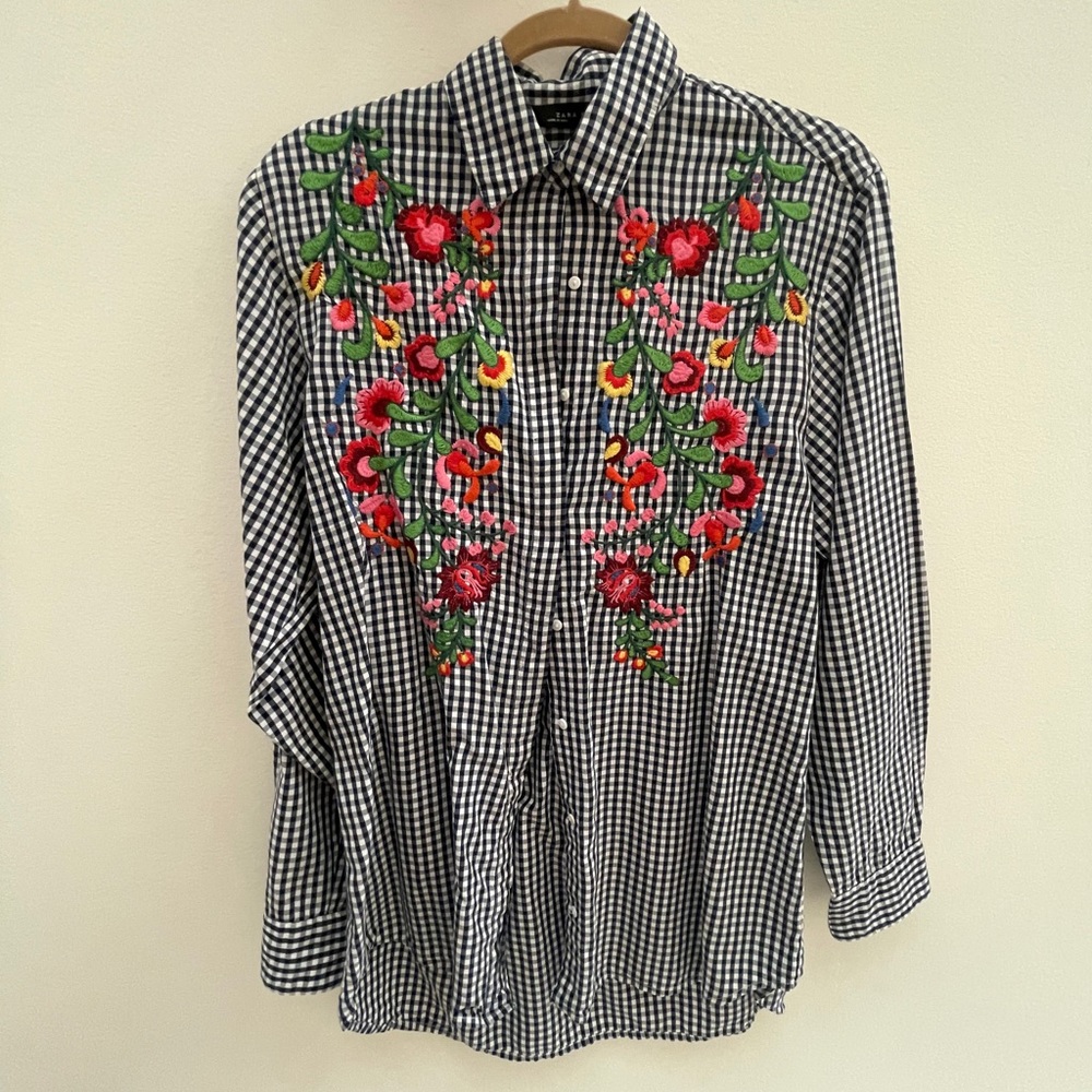 Gingham flower embroider top